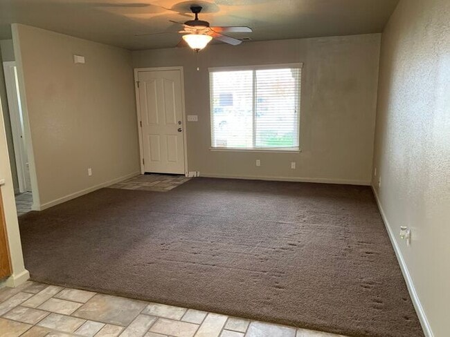 Building Photo - Middle unit available on Academy!