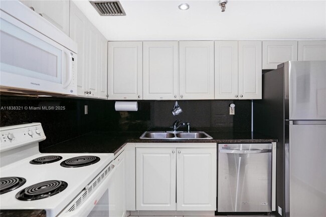 Building Photo - 4301 Collins Ave