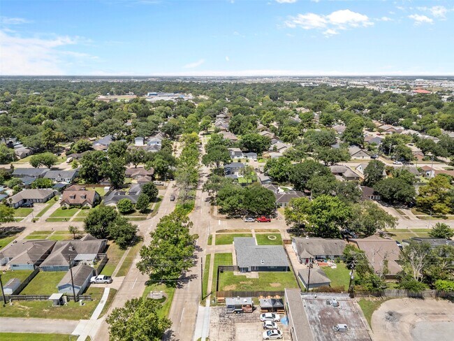 Foto del edificio - 327 Gentilly Dr