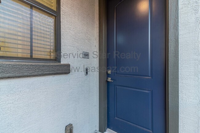 Building Photo - 2090 S Dorsey Ln