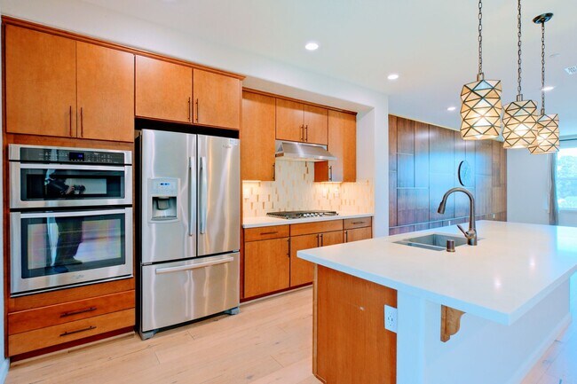 Foto del edificio - Beautiful end unit 4 bedroom condo in Dublin