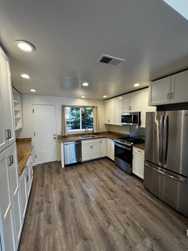 Foto principal - Gorgeous Updated 3-Bedroom Townhome in Pri...