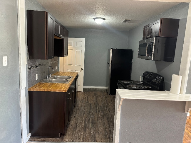 Building Photo - 311 Glamis Ave