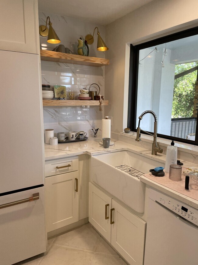 Foto del edificio - 3107 Riviera Dr