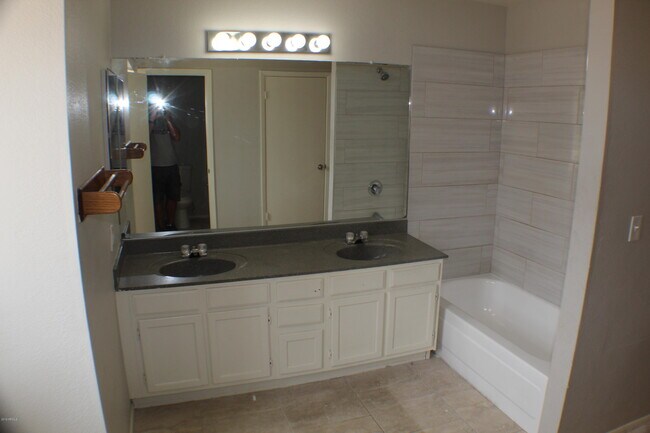 Foto del edificio - 8664 N 107th Dr