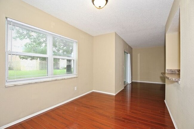 Building Photo - Beautiful 2/2 Condo with Full Lawn Care Included Located in Hawthorne Village – Orlando!