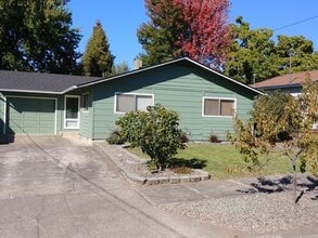 Building Photo - 2101 Hill Way
