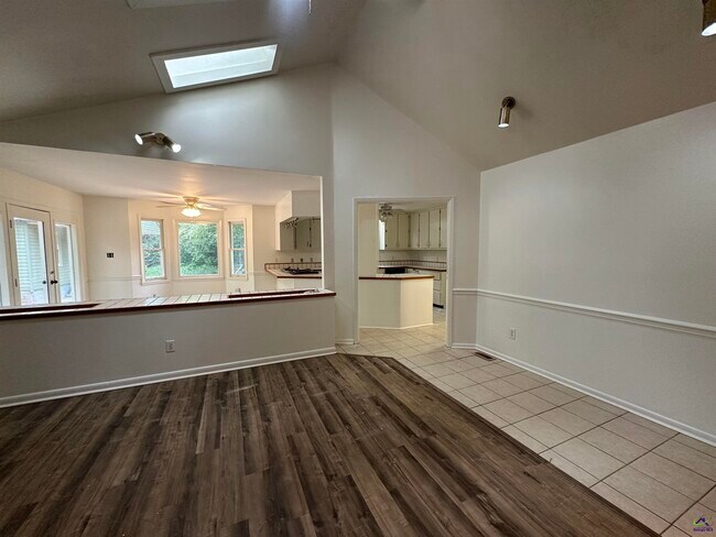 Foto del edificio - 124 Glen Oaks Rd