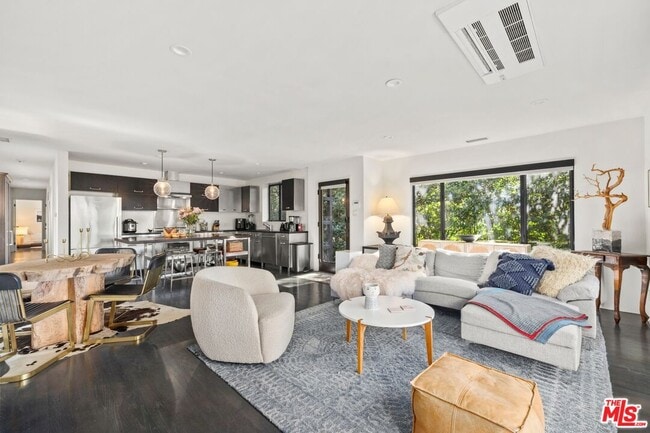 Foto del edificio - 5721 Valley Oak Dr