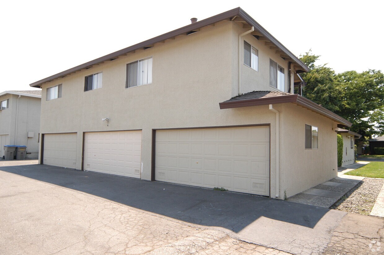 Building Photo - 1414 Essex Way