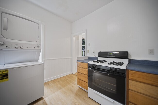 Foto del edificio - 921 E State St