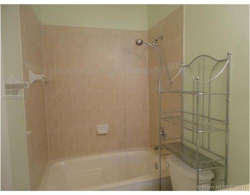 Foto del edificio - 5590 NW 107th Ave