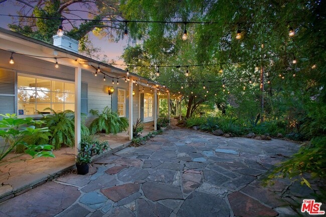 Foto del edificio - 3231 Coldwater Canyon Ln