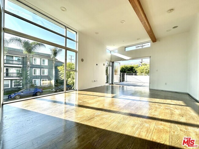 Building Photo - 914 7th Ave