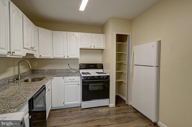 Foto del edificio - 5225 Pooks Hill Rd