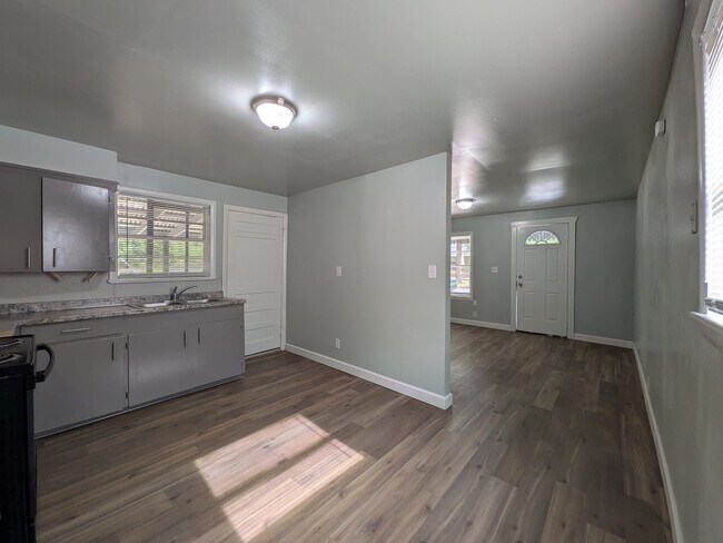 Foto del edificio - 616 4th Ave NE