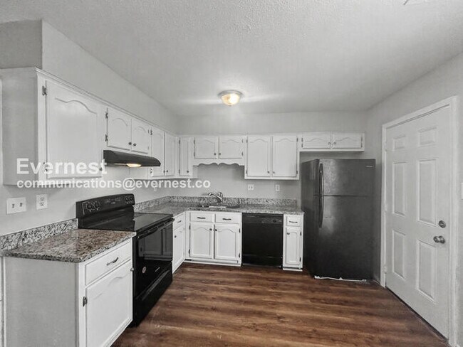 Foto del edificio - 3400 Laurelwood Dr