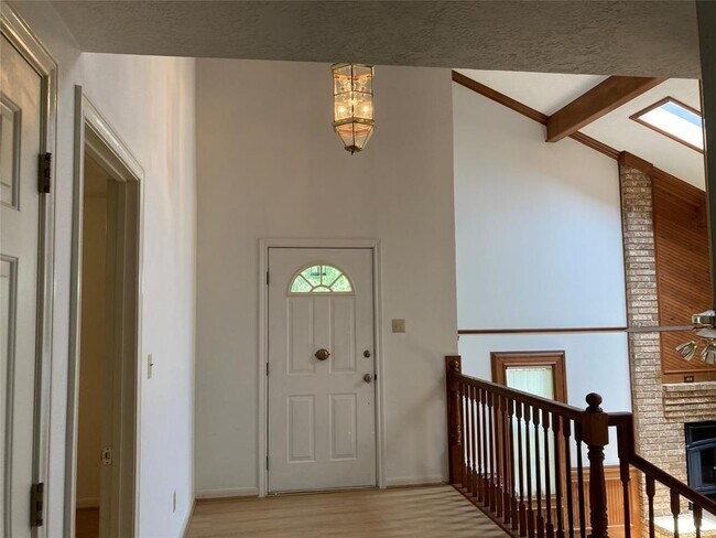 Building Photo - 554 Harbor Dr