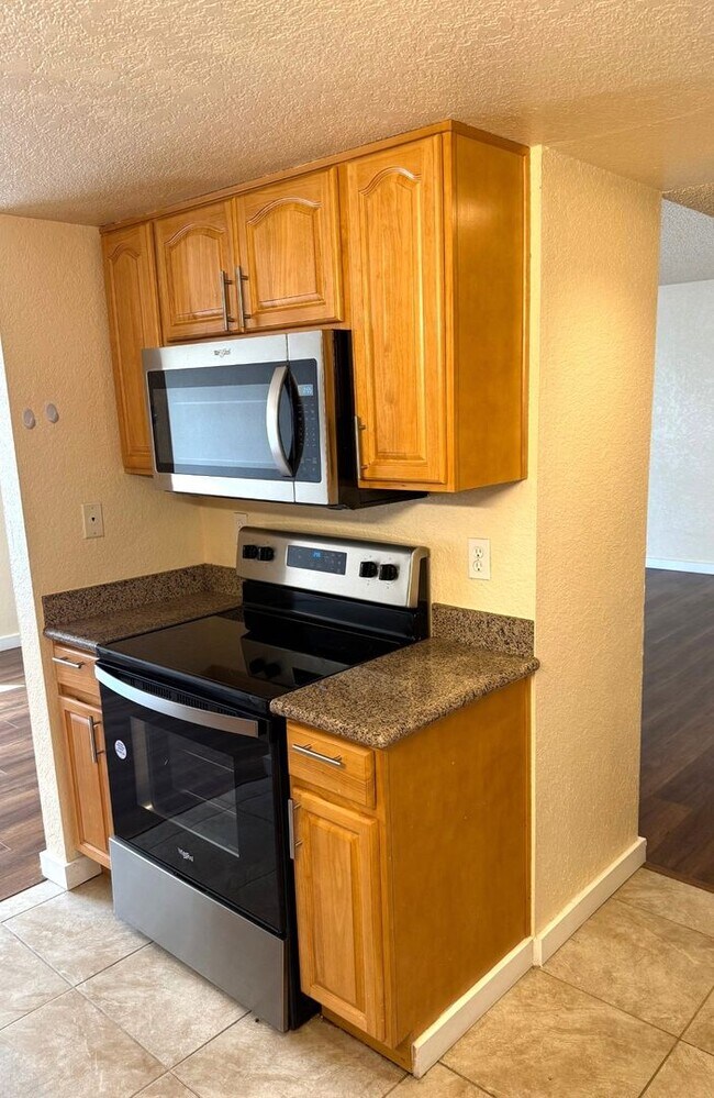 Foto del edificio - Beautiful 3 Bed/2 Bath Condo with 2 Parkin...