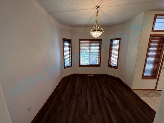 Foto del edificio - Charming 3-Bedroom Fairview Retreat with Spacious 1611 Sq Ft Living Space & 2 Full Baths!
