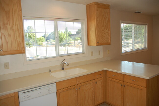 Building Photo - 3 bed 2 bath 2 car garage in Loomis