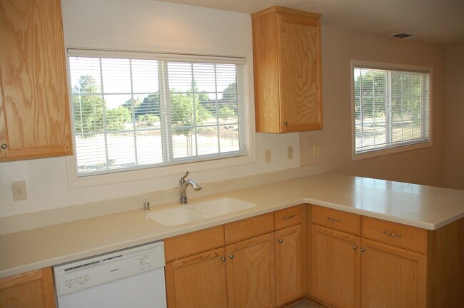 Foto del edificio - 3 bed 2 bath 2 car garage in Loomis