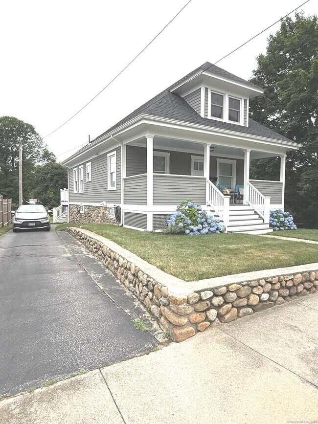 Foto del edificio - 2 Maple Ave