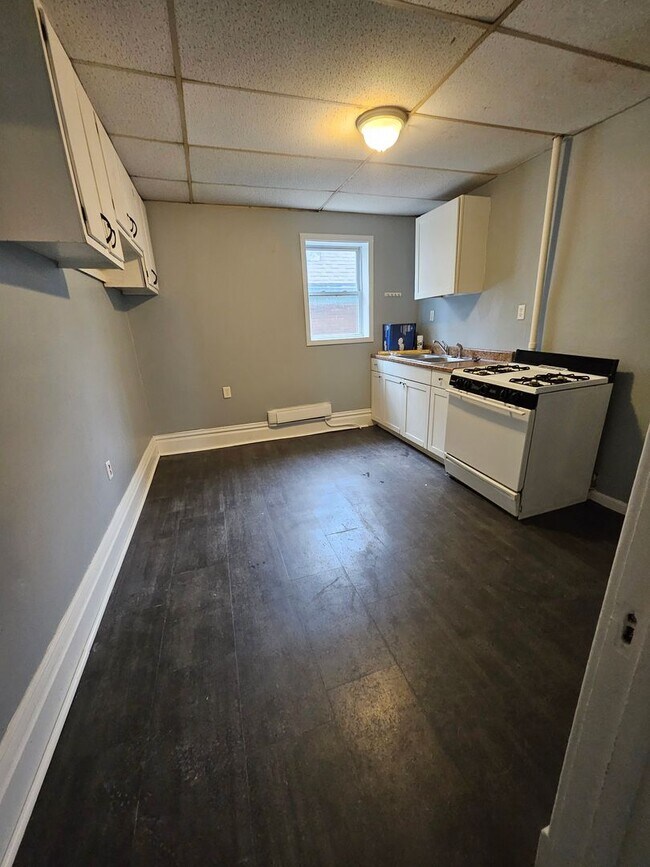 Foto del edificio - 2nd level 4 bedroom 2 bathroom apartment