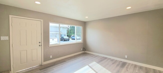 Building Photo - 272 Montrose Dr