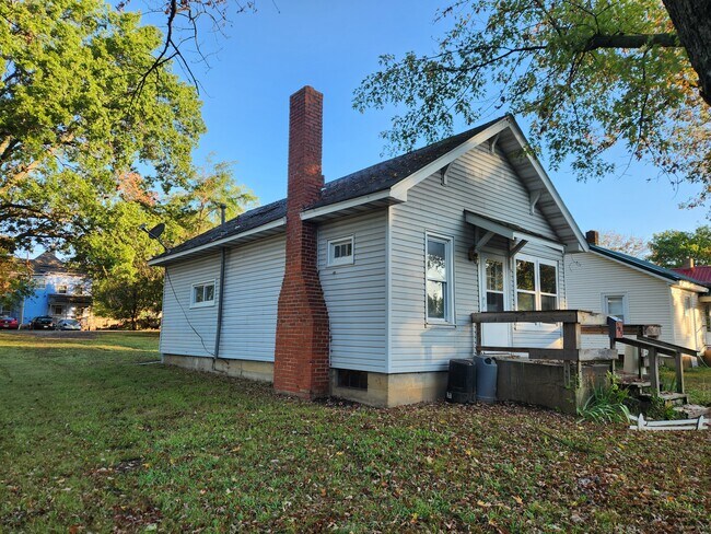 Building Photo - 304 S Windsor St