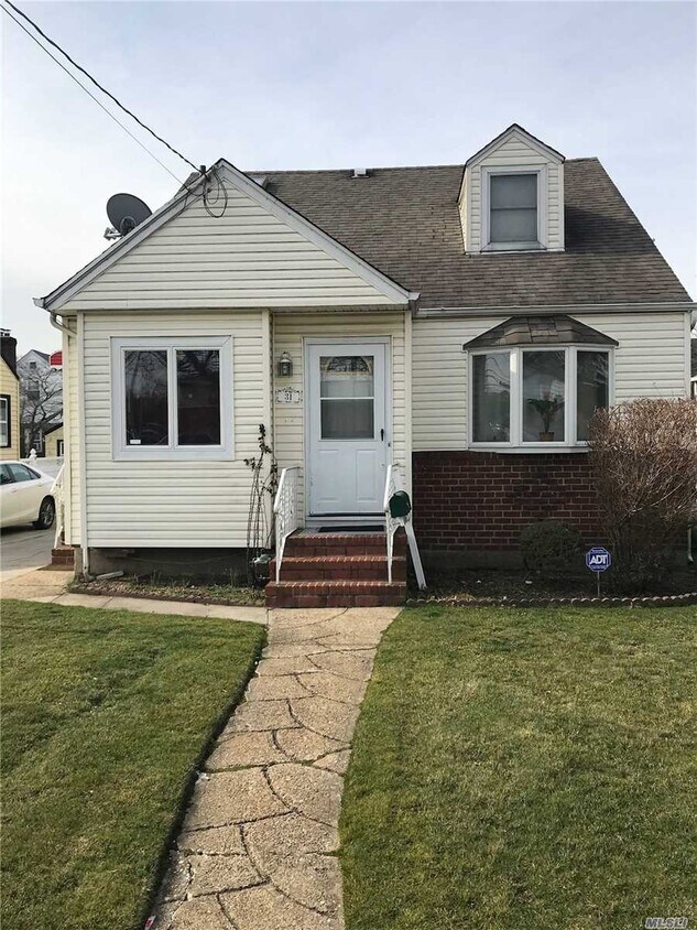 31 Mayfair Ave, West Hempstead, NY 11552 House Rental in West