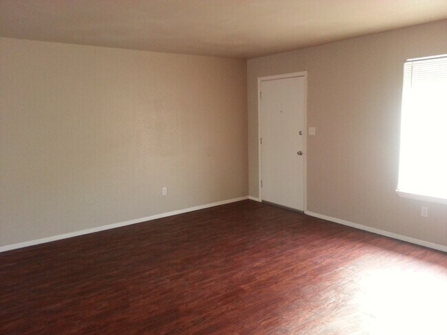 Building Photo - 1113 Primrose Avenue
