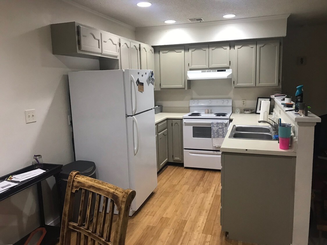 Foto principal - 2463 E 10th St