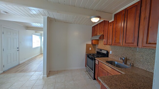 Foto del edificio - 4 Bed, 1.5 bath Home, freshly painted and ...