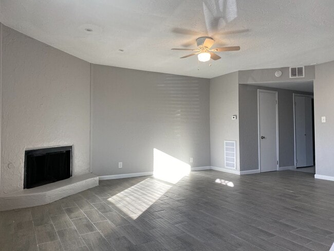 Photo - 2 Bedroom Duplex near lake Overholser House