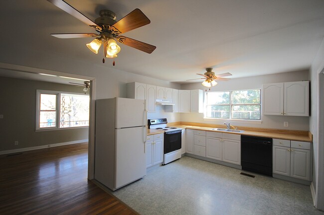 Foto del edificio - Updated Move In Ready 3 Bedroom in Red Bank!