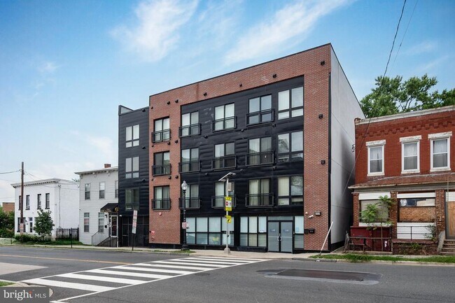 Foto del edificio - 1516 Marion Barry Ave SE