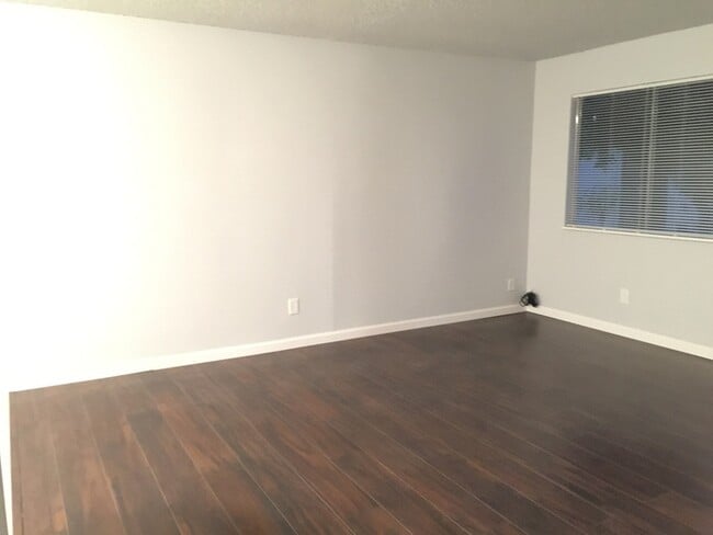 Building Photo - Modesto 2 Bedroom 2 Bath Triplex