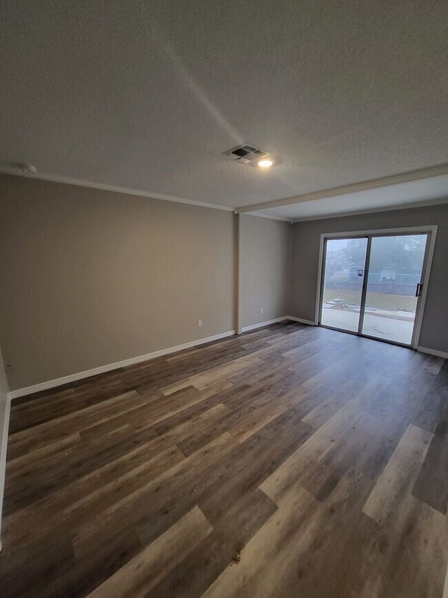 Foto del edificio - Fully Renovated 3 Bed / 2.5 Bath – 1,878 Sq Ft – 1/3 Acre -- Silver Springs Shores