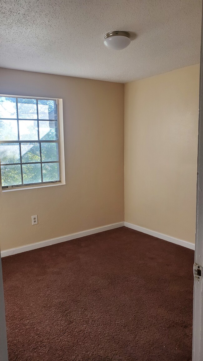 large other bedrooms - 945 W Monterey Ct