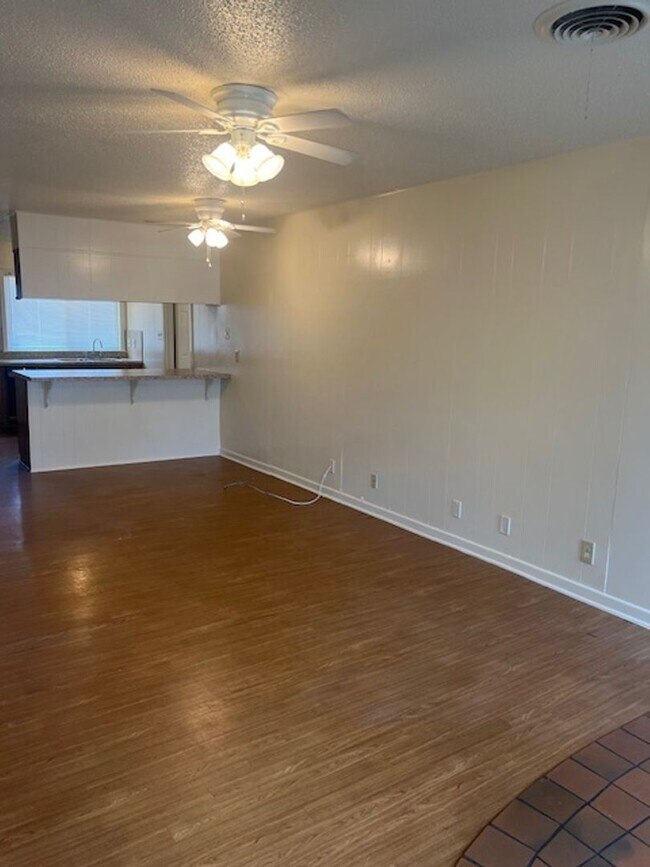 Building Photo - 2 bed 1 bath Duplex in Georgetown