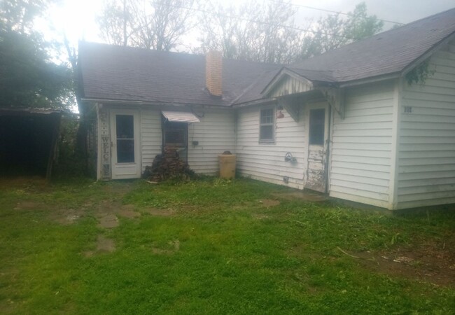 Building Photo - COMING SOON!!1  3-BEDROOMS! - $390 Month /...