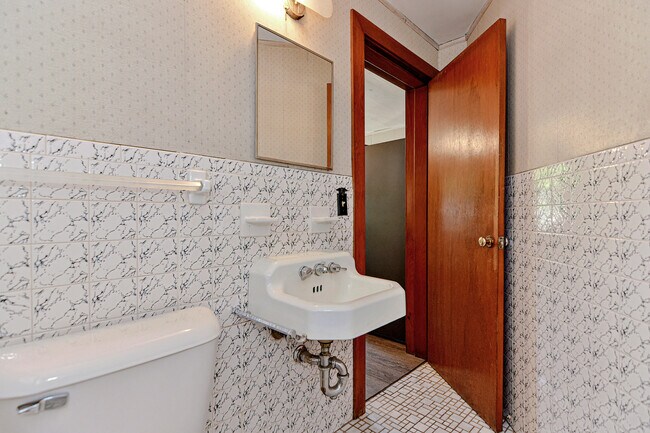 Building Photo - 19 5th St