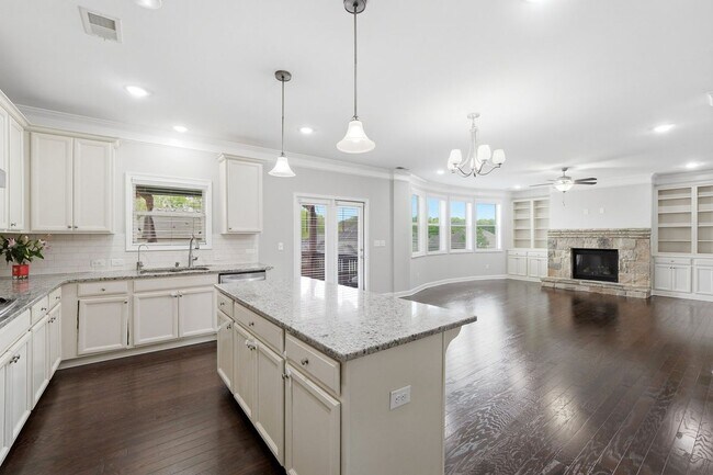 Building Photo - 304 Cochin Dr