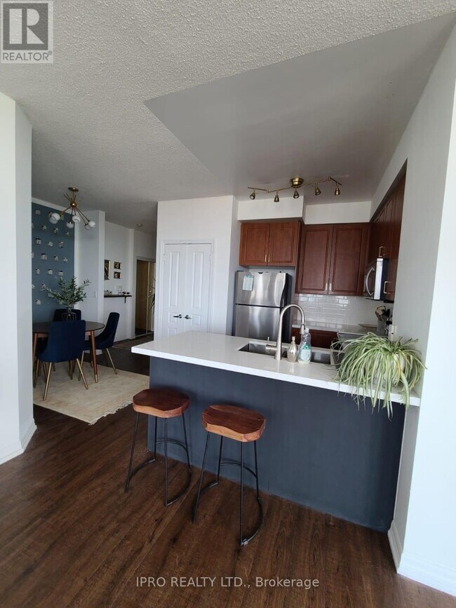 Photo du bâtiment - 220-3220 Burnhamthorpe Rd W