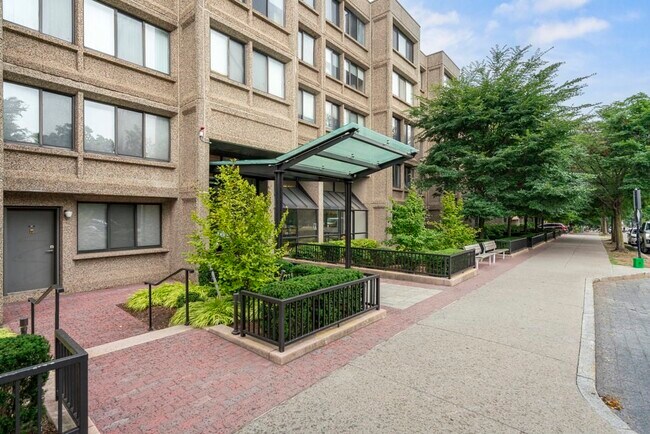 Building Photo - 1731 Beacon St