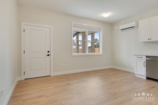 Photo du bâtiment - Beautiful, Brand New 2 Bedroom Suite for R...