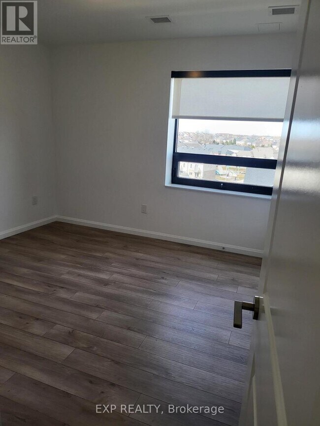 Photo du bâtiment - 144 Watson Rd N