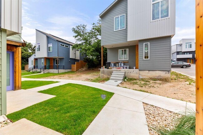 Building Photo - 814 N Bluff Dr