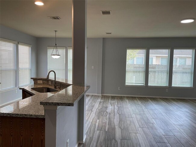 Foto del edificio - 12910 Redbud Shores Ln